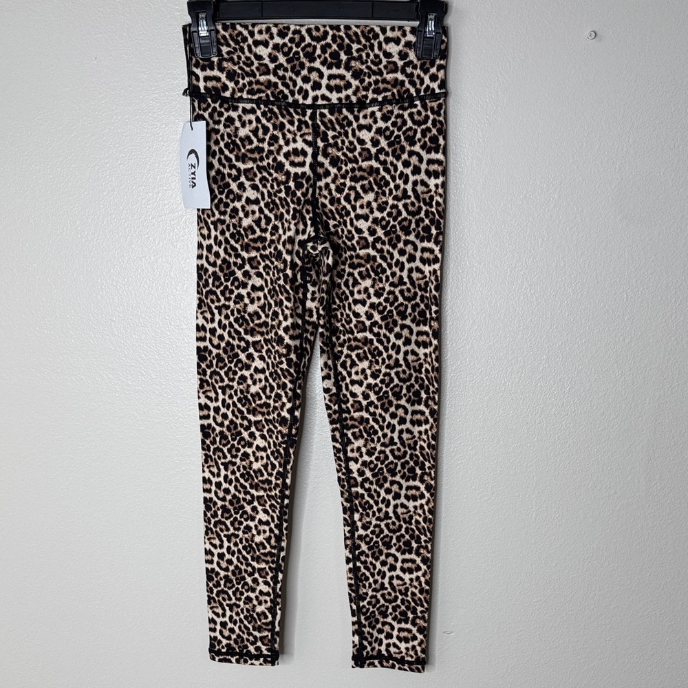 Zyia active Leopard brilliant scrunchy what hi rise 7/8 24”  Leggings size 4
